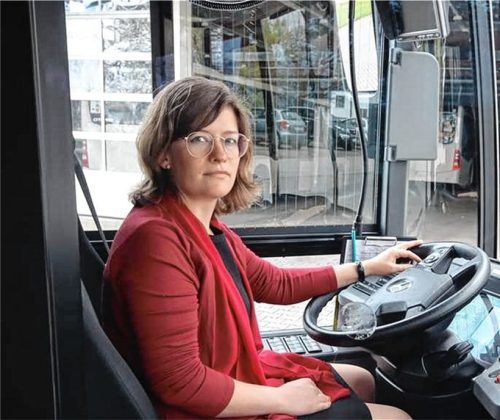 Claudia Hollinger, Chefin des gleichnamigen Busunternehmens in Bad Aibling, sieht mit Blick auf den Ausgleich der Mindereinnahmen für die Busanbieter nach dem MVV-Beitritt von Stadt und Landkreis Rosenheim noch viel Gesprächsbedarf.Foto Hadersbeck