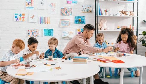 Das Berufsbild des Erziehers kommt bei jungen Männern im Vergleich zu anderen sozialen Berufen noch am besten an.Foto Adobestock