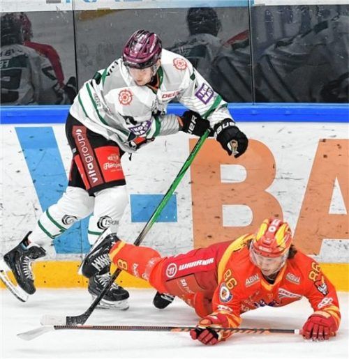 Das Bild täuscht: Nicht Kaufbeuren und Jakob Weber waren am Boden, sondern die Starbulls und Bastian Eckl.