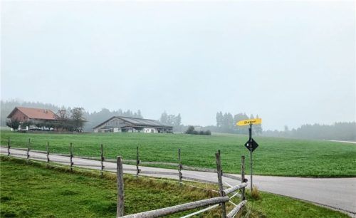 Das Foto zeigt (im Hintergrund von Stetten) das Waldstück, in dem der Kiesabbau erfolgen soll.Foto Böck