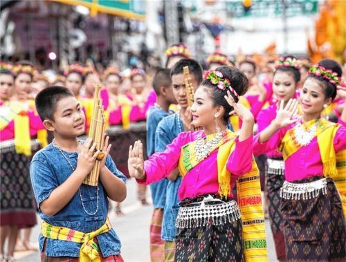 Das Kerzenfestival  in den Straßen von Ubon Ratchathani. Foto Centara Hotels & Resorts