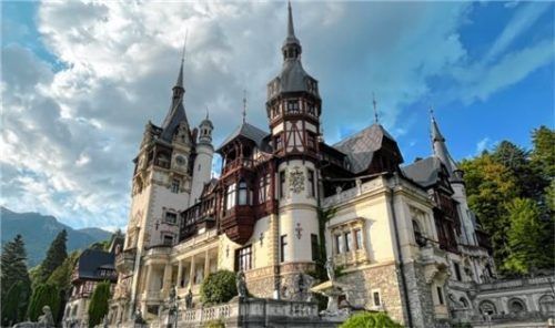 Das Königsschloss Pele beinhaltet eine sehenswerte Sammlung.