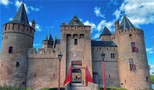 Das Muiderslot bei Amsterdam gilt als eine der besterhaltenen mittelalterlichen Burgen in den Niederlanden.Foto Christoph Driessen/dpa-tmn