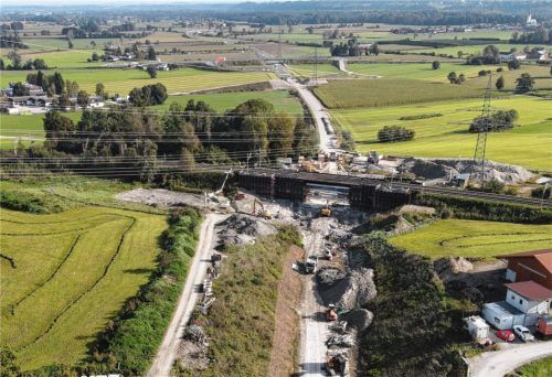 Das noch letzte fehlende Teilstück der Westtangente: Die Bahnunterführung bei Wernhardsberg ist eine komplizierte und aufwendige Baustelle. Foto re