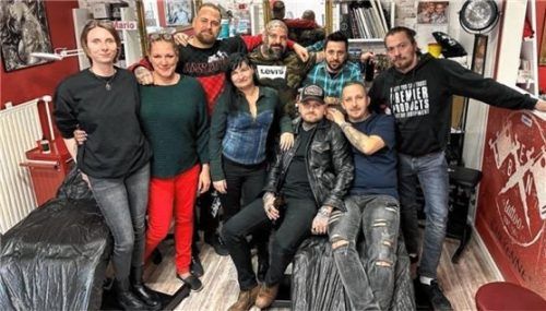 Das Team von „Straight Line Tattoo“ unterstützt mit der Spende die Kinder des HPZ, um bei den Special Olympics teilzunehmen. Foto  Straight Line Tattoo