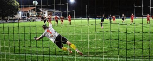 Das Tor des Abends: Samuel Zwislsperger zimmerte den Ball vom Elfmeterpunkt in den Winkel. Foto Gabi Zucker