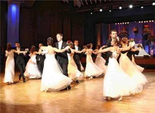 Debütanten-Paare eröffnen den Rosenball im Kuko Rosenheim. Foto Event Photographie Gröning