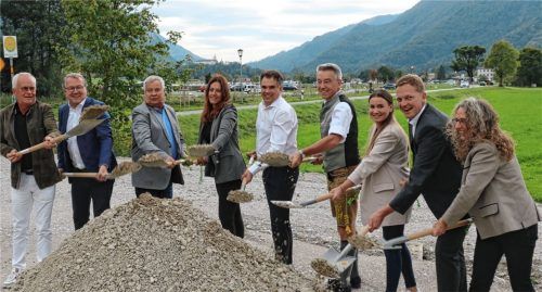 Den ersten Spatenstich führen (von links) Architekt Georg Brüderl, Landtagsabgeordneter Klaus Stöttner, die Bauherren Werner, Carolin und Werner junior Heinrichsberger, Landrat Otto Lederer, Corinna Sperger von der Tourist-Info, Bürgermeister Simon Frank und CAT-Geschäftsführerin Christina Pfaffinger, durch.Foto Rehberg