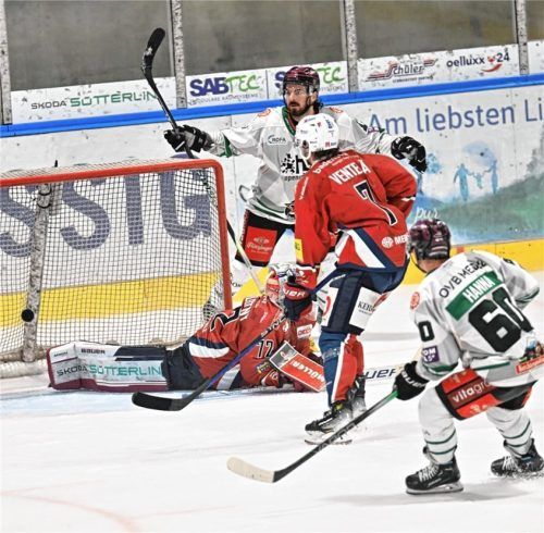 Der 3:3-Ausgleich für die Starbulls Rosenheim durch C.J. Stretch (hinten)in der 58. Minute. Kurz vor Spielende musste Stretch in die Kabine. Foto Achim Keller