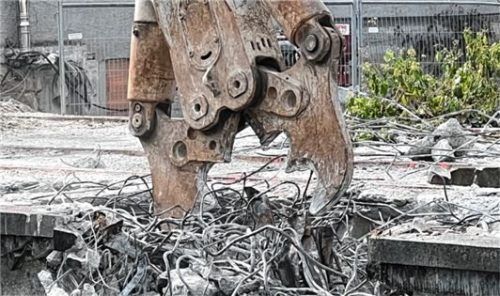 Der Abriss soll möglichst kleinteilig erfolgen. Stahlbewehrungen der alten Brücke werden zertrennt.