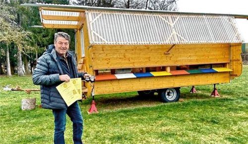 Der Anderlbauer Johann Huber vor seinem mobilen Bienenhaus.Foto hötzelsperger