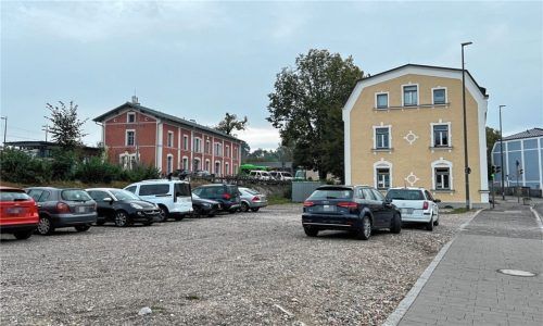 Der Bahnhofsvorplatz soll sich in eine grüne Oase verwandeln. Der Stadtrat brachte jetzt die Planungen auf den Weg. Im Frühjahr soll die Umgestaltung des Areals beginnen. Foto Gerlach