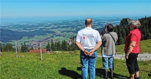 Der Blick schweift bei bestem Wetter in die Weite von der Kampenwand. Das ermöglichte das Herzenswunsch Hospizmobil des Bayerischen Roten Kreuzes.Foto  Bayerisches Rotes Kreuz