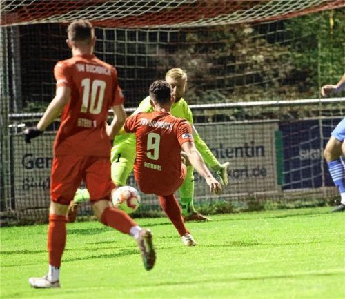 Der erste Treffer für Buchbach: Sammy Ammari (fallend) erzielt das 1:1.Foto Michael Buchholz