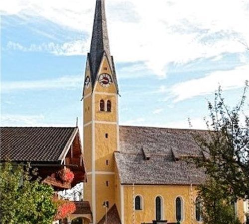 Der Kirchturm der Pfarrkirche Brannenburg war ein Projekt im Rahmen der umfangreichen Bauarbeiten – sein Dach wurde neu eingedeckt. Foto re