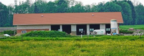 Der langersehnte Bauhof in Vogtareuth ist fertig. Ihm gegenüber wird noch eine Kalthalle gebaut. Foto Hampel