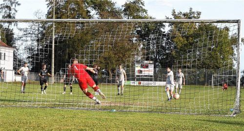 Der Schuss ins Töginger Herz: Dominik Schloegl erzielt in der Nachspielzeit das 1:1 für Peterskirchen.Foto Zucker