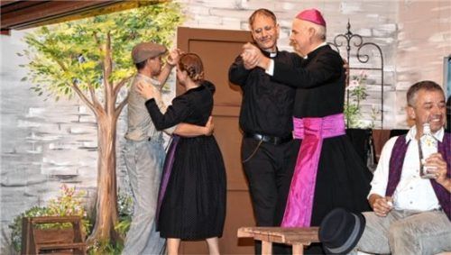 Der Tanz des Pfarrers mit dem Bischof eröffnet das Theaterstück „Die Versuchung des Aloysius Federl“ von Holger Zimmermann. Foto Ruprecht