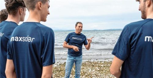 Der Teamchef des neuen MaxSolar Cycling Teams, Heinz Kargl, versammelte sein neues Radteam in diesen Tagen erstmals in Chieming. Quirin Huber (links) und Max Roth hörten den Ausführungen von Kargl wie die anderen Teammitglieder gespannt zu.Foto Ernst Wukits