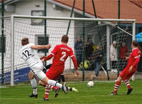 Der Treffer zum Punktgewinn: Sebastian Pichlmeier (links) gleicht zum 2:2 aus.Foto Walter Semerad