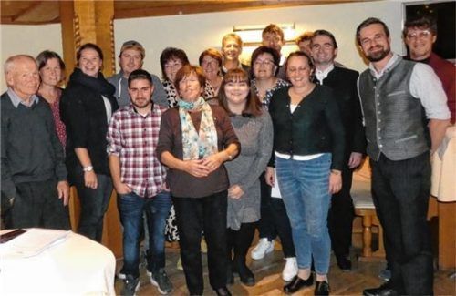 Der Vorstand der Theatergesellschaft Bad Endorf mit (von links) Josef Mayer, Sonja Niedermaier, Katharina Plank, Josef Feichtner junior, Vinzenz Roßmy, Petra Schröder, Annemarie Ramoser, Juliane Hofstetter, Johann Loitfelder, Marina Feichtner, Marlene Dickl, Reinhard Roßmy, Caroline Wimmer, Peter Bichler, Konrad Hamberger, Konrad Schlaipfer und Markus Hermannsdorfer. Foto Ammelburger