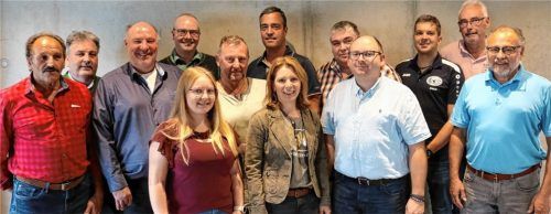 Der wiedergewählte Bezirksobmann Peter Sedlbauer (von links) und der Landesobmann des Bayerischen Eissport-Verbands Alexander Jonscher mit ausgeschiedenen und neuen beziehungsweise wiedergewählten Vorstandsmitgliedern des EisstocksportbezirksII Süd-Ost: Franz Belkot, Sinah Reschberger, Jakob Reiter, Armin Reschberger, Klaus Reschberger, Sandra Reschberger, Christian Rimsl und Rainer Altmannshofer sowie den Kreisobmännern Klaus Meisl, Bernhard Stelzig und Pablo Castro. Foto Kamhuber