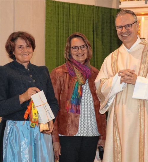 Diakon Michael Leberle und die beiden Vorsitzenden des Wildenwarter Pfarrgemeinderats Anita Aicher (Mitte) und Anneliese Rosenwink. Foto Rehberg