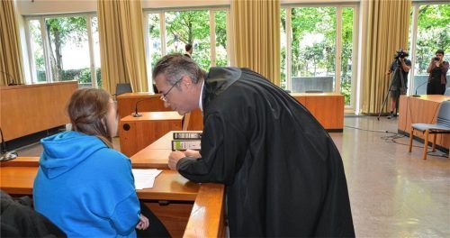 Die 27-jährige Mutter mit ihrem Verteidiger Dr. Markus Frank aus Rosenheim: Als ihre kleine Tochter gefunden wurde, war diese lebensgefährlich unterkühlt. Der schnellen Reaktion einiger Zeugen ist es zu verdanken, dass das Kind überlebte. Foto Kretzmer-Diepold