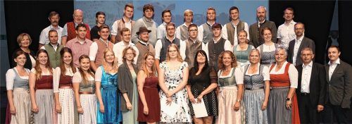 Die Absolventen aus dem Landreis Mühldorf wurden von Angelika Spitzer, Bereichsleiterin Ernährung und Landwirtschaft der gastgebenden Regierung von Oberbayern (mittlere Reihe, ganz links), und Bildungsberater Patrick Meier (vordere Reihe, ganz rechts) beglückwünscht. Auch die Absolventen aus drei weiteren Landkreisen wurden geehrt. Foto Fund