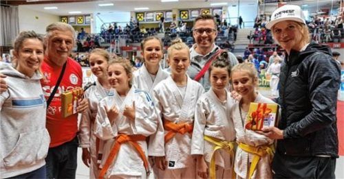 Die Aiblinger Judoka mit Sabrina Filzmoser (rechts) und Trainerlegende Willi Reizelsdorfer (Zweiter von links). Foto Judo Team Bad Aibling