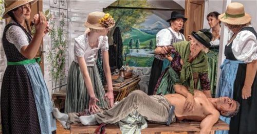 Die Akteure bei einer Szene aus „Die Versuchung des Aloysius Federl“.Foto Martin Weiand