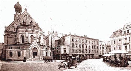 Die am Ludwigsplatz gelegene Stadtpfarrkirche Rosenheim-St. Nikolaus. Der heilige Nikolaus ist der Patron der Schiffleut. Foto Stadtarchiv Rosenheim