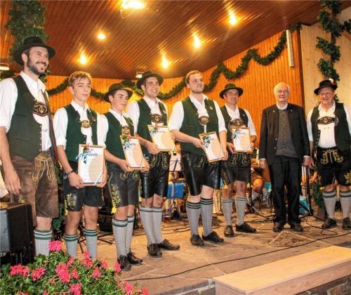 Die Auer Musi mit (von links) Dirigent Michael Mayer, Christoph Pauls, Leonhard Rauscher, Simon Impler, Anton Schlemer und Martin Gasteiger erhält Auszeichnungen von Leonhard Eisner. Mit dabei ist Festleiter Martin Maier.Fotos  Strim
