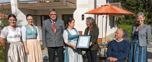 Die begehrte Urkunde wird überreicht: (von links) Angestellte Veronika Freundorfer, Julia Kuhlmann, Tourismusdirektor Werner Schroller, Daniela Kuhlmann, Christina Pfaffinger vom Tourismusverband Chiemsee-Alpenland, Bürgermeister Hajo Gruber und Andrea Weber vom Touristbüro. Foto Hoffmann