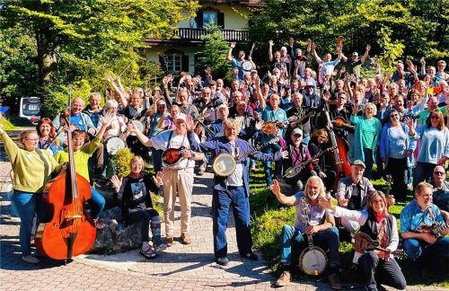 Die Begeisterung für das musikalische Camp steht Lehrern wie Schülern beim gemeinsamen Abschlussfoto ins Gesicht geschrieben.Foto Kirsten Seitz