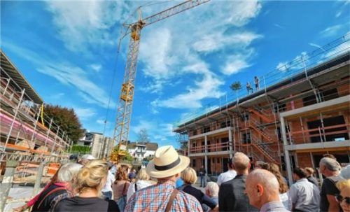 Die Besucher informierten sich über den Baufortschritt und die voraussichtliche Bezugsfertigkeit der Häuser. Fotos re