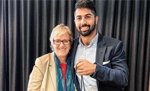 Die bisherige Vorsitzende der Rosenheimer SPD, Elisabeth Joran, gab ihr Amt an Abuzar Erdogan weiter.Foto re