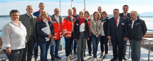 Die BRK-Mitarbeiter mit Sepp Hofer, Bezirksrat (Zweiter, von links), Dr. Martin Rieger, BRK-Bezirksgeschäftsführer (Vierter, von links), Angelika Schorer, BRK-Präsidentin (Fünfte, von links) und Daniela Ludwig, MdB und Vorsitzende BRK-Kreisverband Rosenheim (Siebte, von links) gemeinsam bei der 50. Chiemseeschifffahrt.Foto BRK