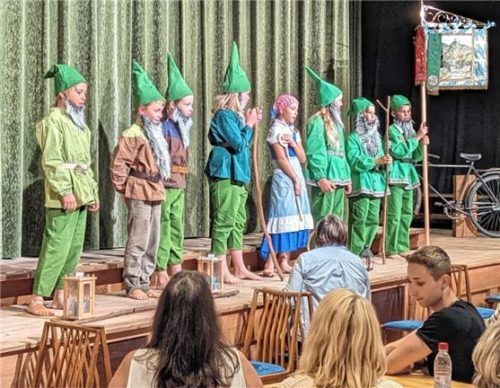 Die Brünnstein-Zwergerl stimmten mit Versen und lustigen Kostümen die Zuschauer auf das Stück ein.
