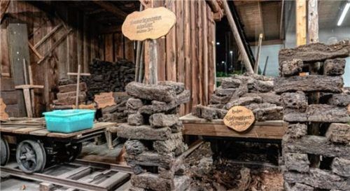 Die Dauerausstellung des Museums zur Torgeschichte in Kolbermoor zeigt, wie Torfstücke zum Trocknen „aufgekastelt“ wurden.