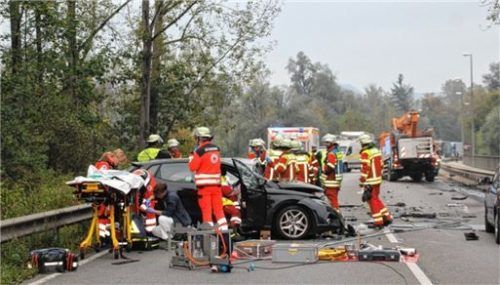 Die Erstversorgung des Schwerverletzten erfolgte noch im Unfallauto. Fotos Reisner