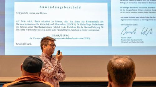 Die Finanzierung des Pruttinger Nahwärmeprojektes ist fürs Erste gesichert: Zufrieden konnte Bürgermeister Johannes Thusbaß während einer Bürgerinformation auf den jüngst eingegangenen Förderbescheid verweisen. Damit ist es möglich, die erste Projektstufe mit einer Detailplanung abzuschließen.Foto Thomae