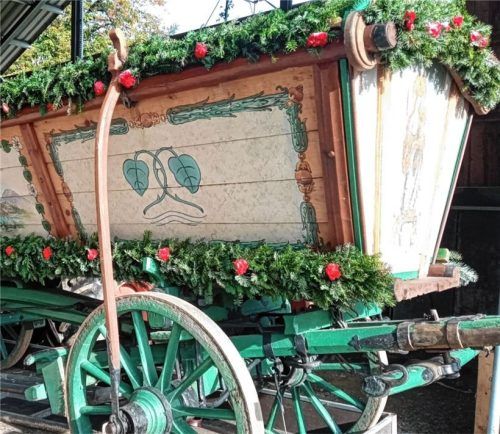 Die Flintsbacher Gebirgsschützenfrauen schmücken den Truhenwagen für die Leonhardifahrt in Niederaudorf.Foto Steffenhagen