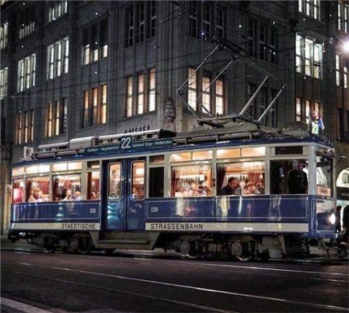 Die Fondue-Tram fährt durchs nächtliche Zürich.Foto VBZ