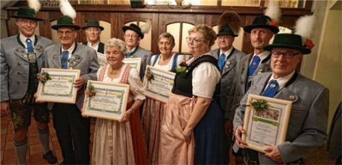 Die geehrten Mitglieder mit der Vorstandschaft: (von links) Vorsitzender Alfred Licht, Sepp Leitner, Martin Mayerbacher, Traudl Leitner, Schorsch Schmidmayer, Maria Käsweber, Schriftführerin Sylvia Krenzler, stellvertretender Gauvorsitzender Inngau Markus Kronberger, stellvertretender Vorsitzender Christian Hübl und Rupert Hofberger. Foto re