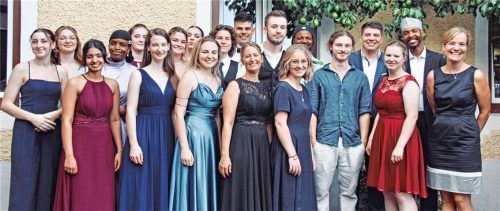 Die glücklichen Absolventen mit Klassenleiterin Marie-Therese Dienhart (rechts).Foto Romed kliniken