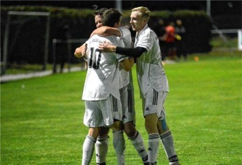 Die Hauptfiguren: Michael Krauß, Fabian Martinus und Florian Wieland freuen sich über ein Tor.Foto Franz Ruprecht