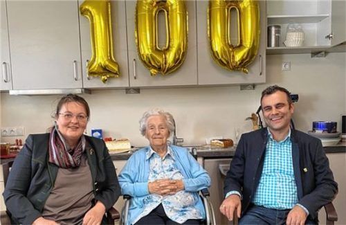 Die Jubilarin Christine Kriechbaumer (Mitte) nahm Glückwünsche von Anna-Maria Kirner (Rauchclub Bad Endorf) und Bürgermeister Alois Loferer entgegen.Foto Ammelburger