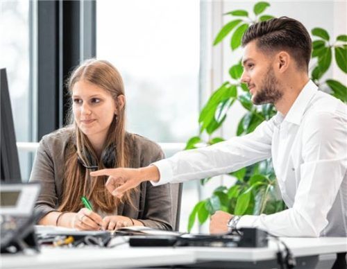 Die künftigen Vertriebstalente im Außendienst sind gefragt. Foto  DJD/DEVK/Jürgen Naber