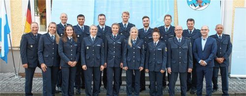 Die Lehrklasse END19 freut sich gemeinsam mit der Leitung und dem Lehrpersonal der Bundespolizeisportschule Bad Endorf über den erfolgreichen Abschluss der polizeifachlichen Ausbildung im mittleren Dienst.Foto Winkler